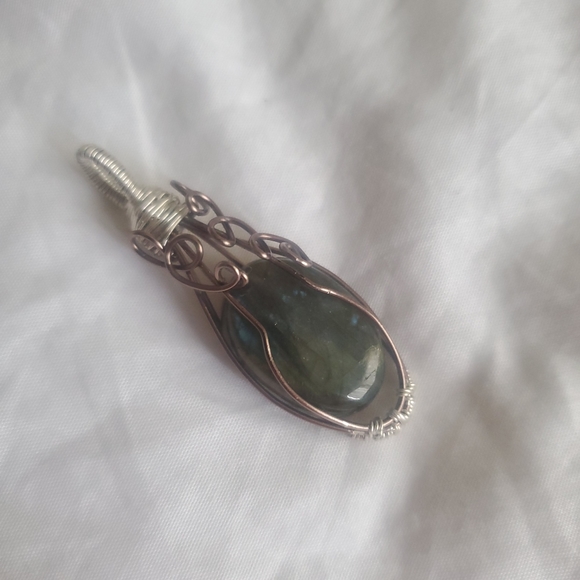 Minimalist Labradorite Pendant - Picture 4 of 7